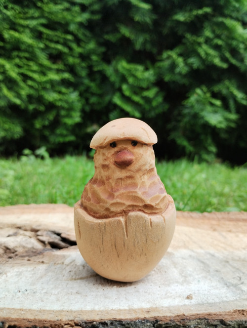 Klubající se kuřátko/ptáček - ručně řezbařený