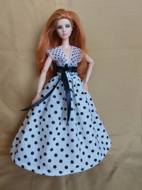 Bílé šatičky s puntíky pro Barbie