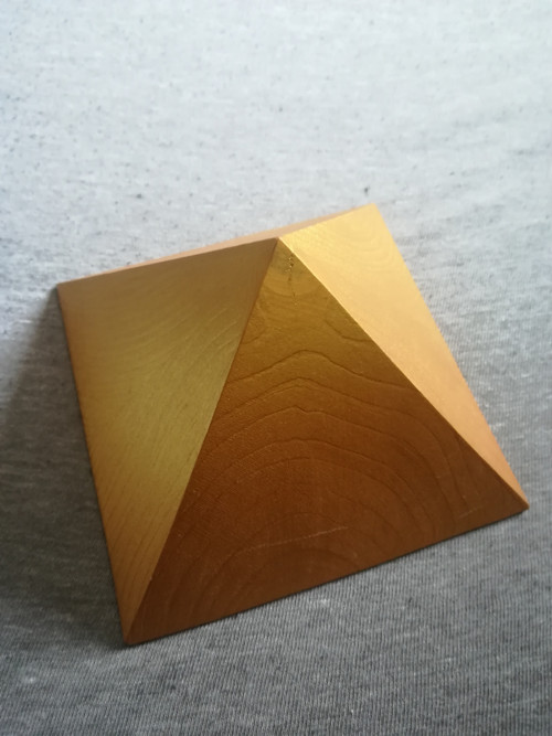 Dřevěné pyramidy zlatá a bílá