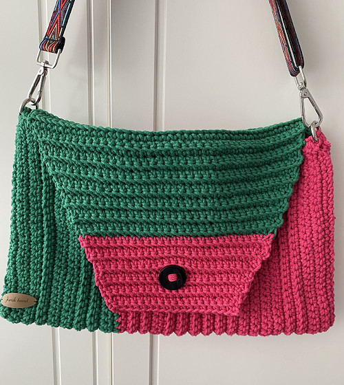 Veselá crossbody kabelka háčkovaná