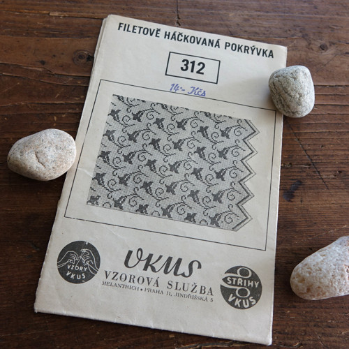 VKUS 312 ... háčkovaný ubrus — foto 1