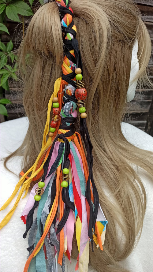 Textilní hairwrap s dřevěnými a kovovými korálky