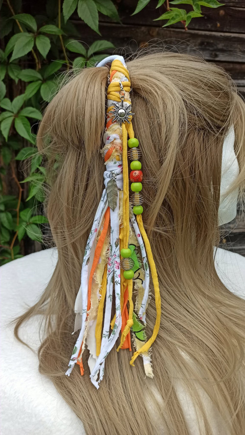 Hairwrap s kovovými přívěsky a korálky