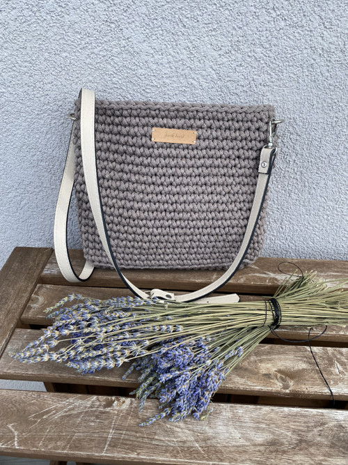 Crossbody kabelka v šedé barvě