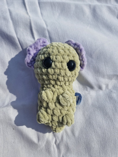 Háčkovaný axolotl zelený s fialovými žábrami,16cm