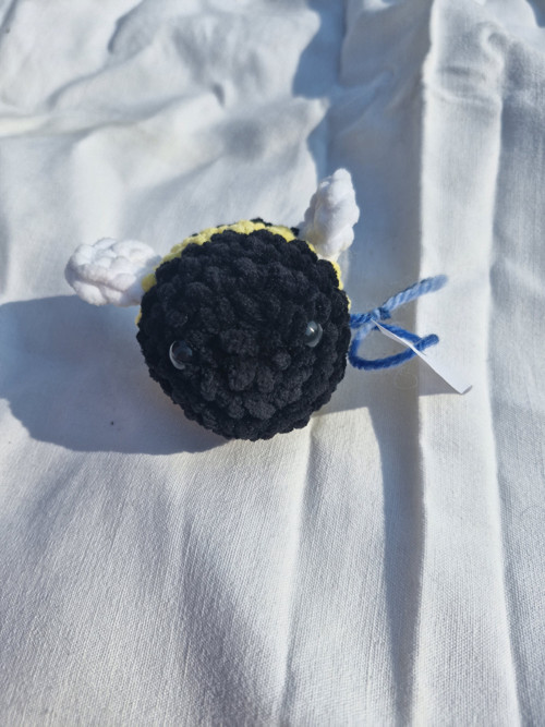 Háčkovaná včelka, 8 cm, hebká