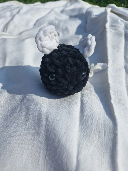 Háčkovaná moucha, 9 cm, hebká
