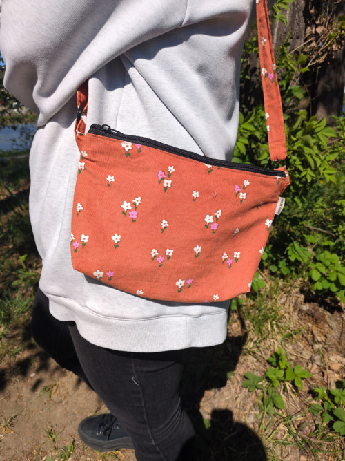 Manšestrová taška-Crossbody s kytičkami