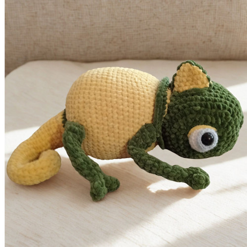 Háčkovaný chameleon – originál na objednávku