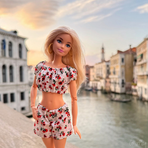 Halenka pro Barbie - červené kytičky, krátký rukáv