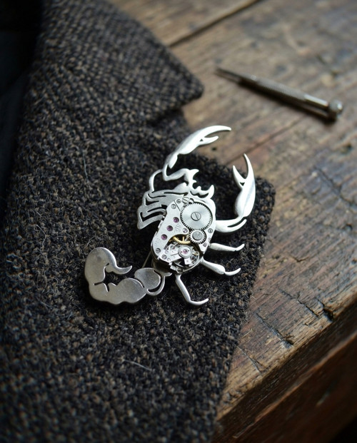 Steampunková brož - štír nerez, hodinkový strojek