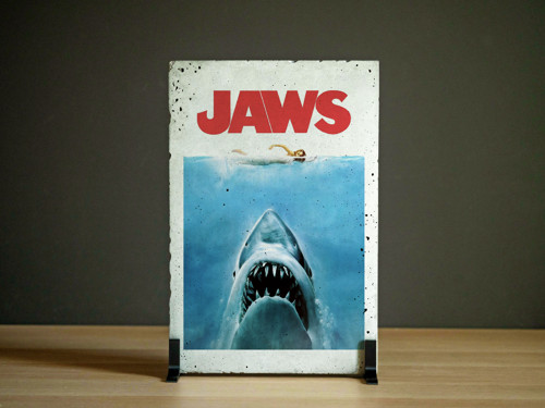 Betonový poster „Jaws“ – filmový motiv na betonu