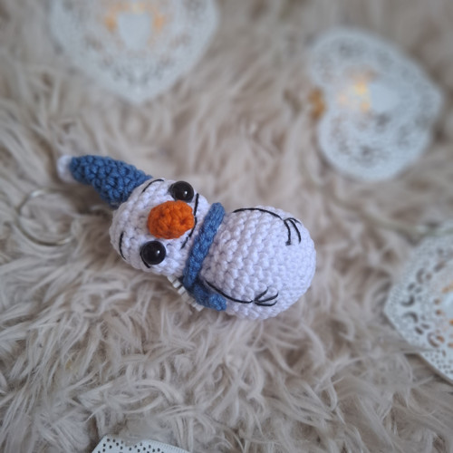 Háčkovaný přívěsek sněhuláčka — foto 1