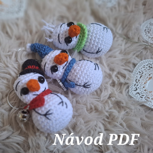 Návod na háčkované přívěsky sněhuláčků