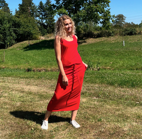 Červená sukně s kapsami dlouhá