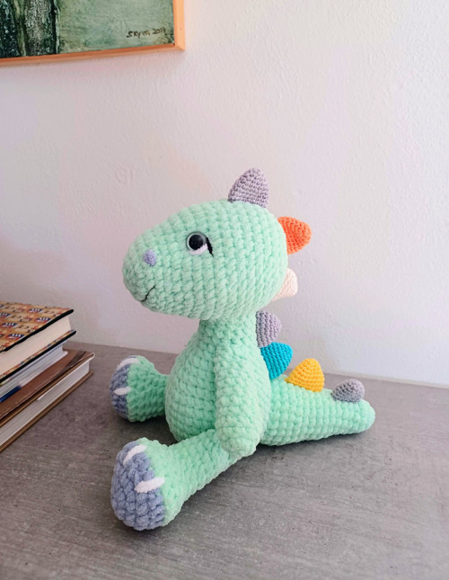 Dinosaurus s barevnými hroty