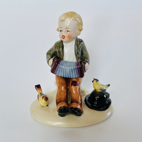 Soška Chlapeček s harmonikou 8.5 cm, Fasold&Stauch