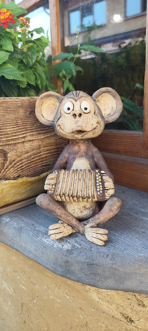 Opička harmonikářka — foto 1