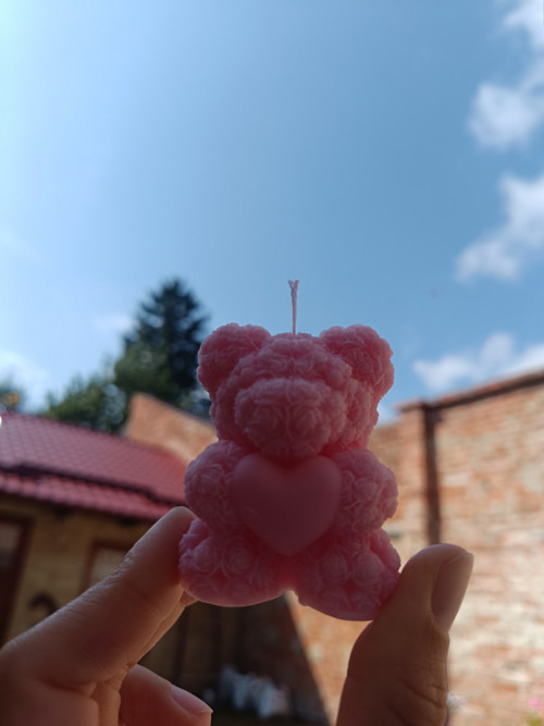 Růžový medvídek ze sójového vosku s vůní