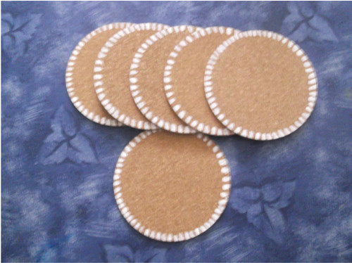 Set 6 ks. korková podkafíčka 9 cm s bílým lemem.