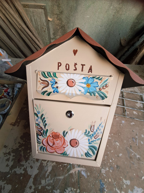 Poštovní schránka s ornamentom