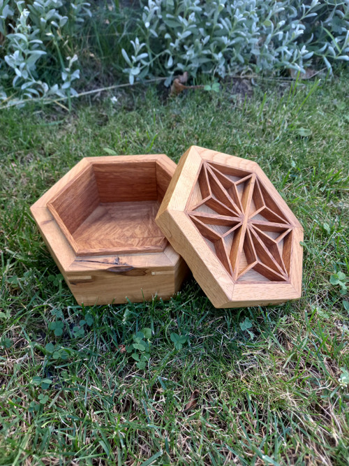 Dubová šesťuholníková krabička na šperky