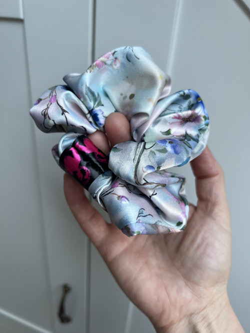 Pinkpunk scrunchie - světle bleděmodrá