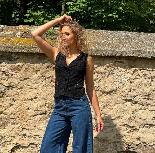 Černá krajková vesta