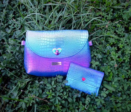 Crossbody kabelka z vyřezávané ekokůže vícebarevná