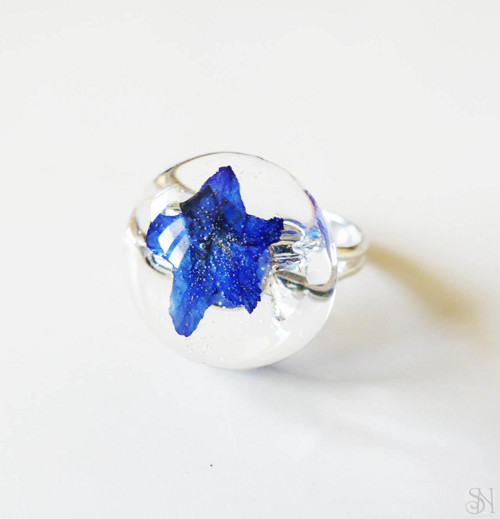 Handmade živicový polguľový prsteň - modrofialový