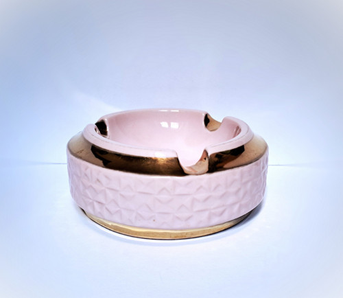 Popelník z růžového porcelánu