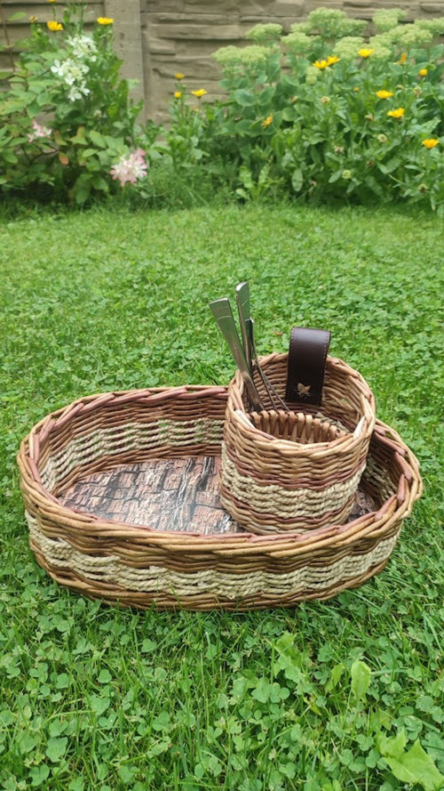 Příborník s ošatkou