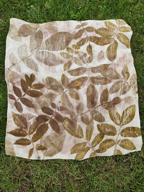 Hedvábný šátek – ořešák královský (ECOPRINT)