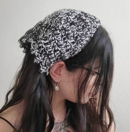 Černobílá háčkovaná bandana