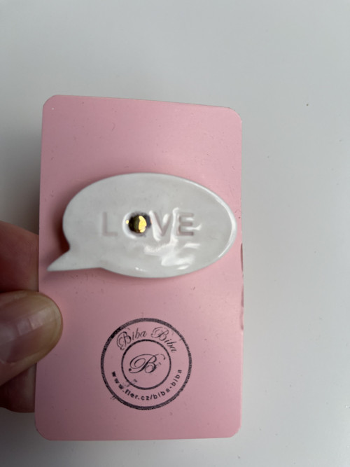 Porcelánová brož LOVE pozlacená