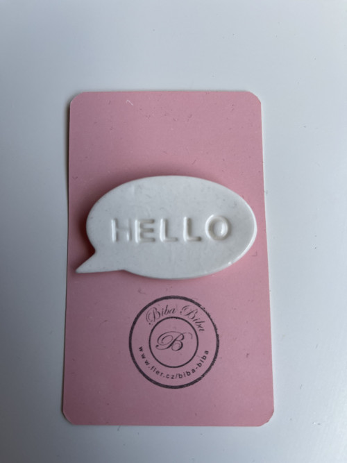 Porcelánová brož HELLO