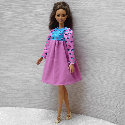 Barevné šatičky pro Barbie