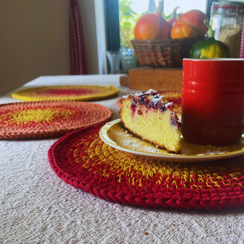 Háčkované prostírání v barvách podzimu – sada 4 ks