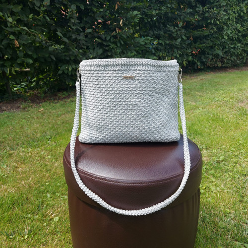 Stříbrnošedá háčkovaná crossbody kabelka