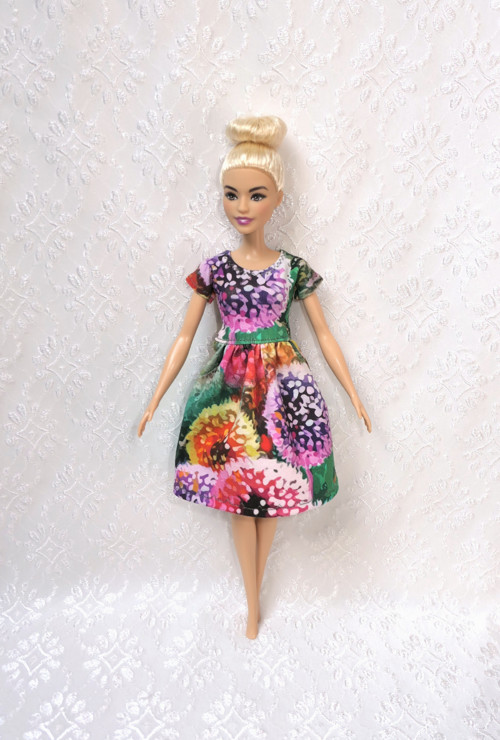 Úpletové šaty pro Barbie — foto 1