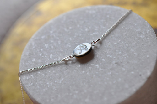 Horovo oko - náramek s rytou perletí