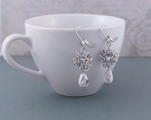 Náušnice s kapkou howlitu