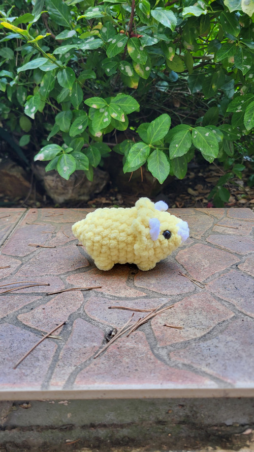 Žlutý háčkovaný DINO - triceratops