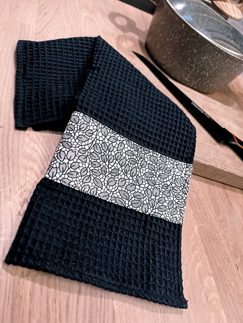 Kuchyňská utěrka s designovým pruhem Dark leaves