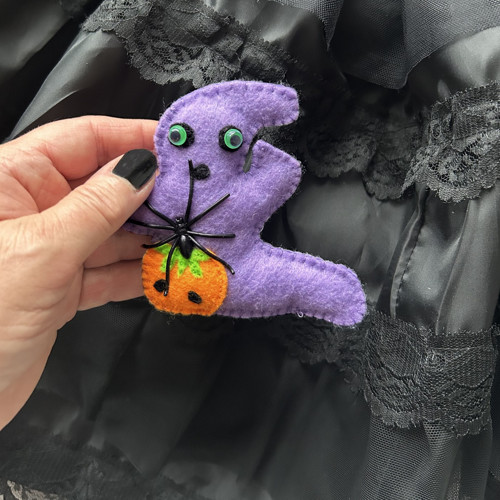 Halloweenský fialový bubák - brož