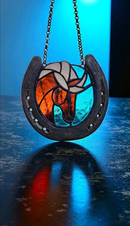 Síla koně ve skle a železe - vitrážový amulet