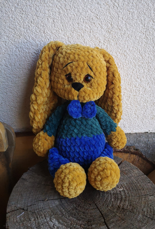 Zajíček s motýlkem výška 26 cm