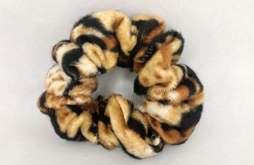 Scrunchie s tygřím vzorem – gumička do vlasů — foto 1