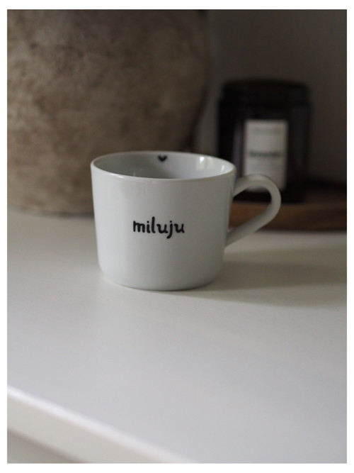 Menší malovaný hrníček MILUJU