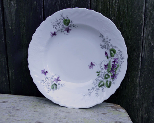 Fialky...hluboký porcelánový talíř